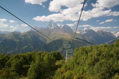 Mestia, Svaneti, Gürcistan'da Zuruldi Dağı'na (2340m) teleferik