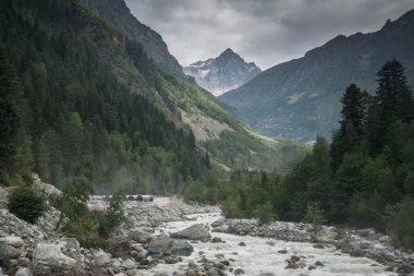 Mestia'daki sıra dağlar, Gürcistan Chalaadi buzuluna gidiyor 