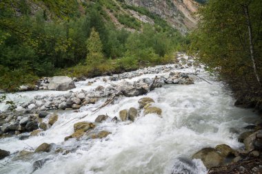 Mestia'daki sıra dağlar, Gürcistan Chalaadi buzuluna gidiyor 