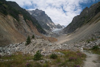 Mestia, Gürcistan'daki Chalaadi buzulundan görünüm