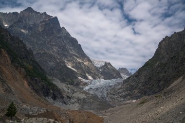Mestia, Gürcistan'daki Chalaadi buzulundan görünüm
