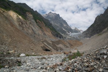 Mestia, Gürcistan'daki Chalaadi buzulundan görünüm