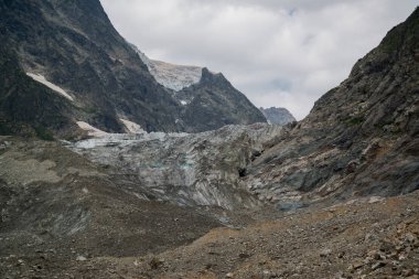 Mestia, Gürcistan'daki Chalaadi buzulundan görünüm