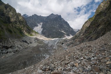 Mestia, Gürcistan'daki Chalaadi buzulundan görünüm