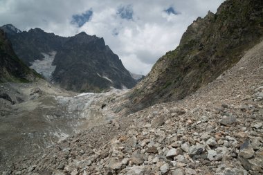 Mestia, Gürcistan'daki Chalaadi buzulundan görünüm