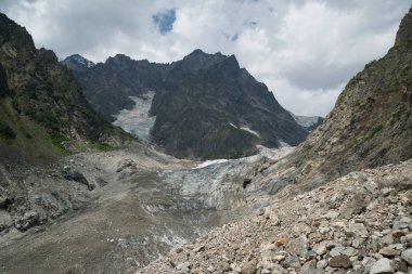 Mestia, Gürcistan'daki Chalaadi buzulundan görünüm