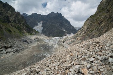Mestia, Gürcistan'daki Chalaadi buzulundan görünüm