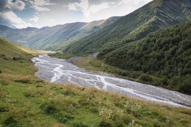 Adishi köyü yakınlarındaki Adishchala nehri manzarası, Svaneti, Gürcistan