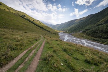 Adishi köyü yakınlarındaki Adishchala nehri manzarası, Svaneti, Gürcistan