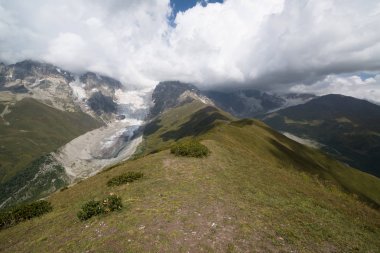 Svaneti, Gürcistan'daki Adishi Buzulu'na Bakış