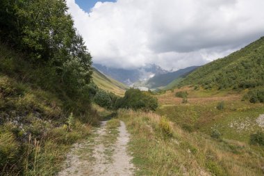 Gürcistan'da Shkhara buzulushguli trekking yolu