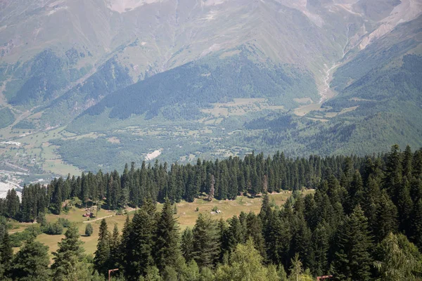 Mestia, Gürcistan'daki Sıra dağlarının güzel manzarası