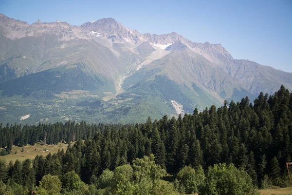Mestia, Gürcistan'daki Sıra dağlarının güzel manzarası