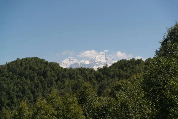 Mestia, Gürcistan'daki Sıra dağlarının güzel manzarası