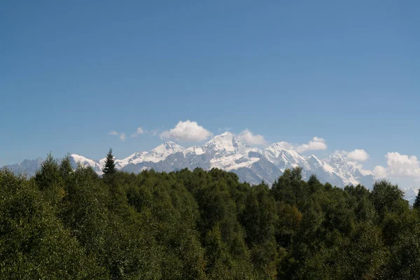 Mestia, Gürcistan'daki Sıra dağlarının güzel manzarası