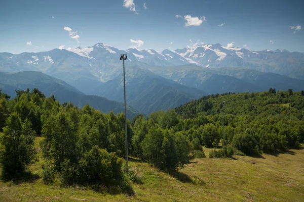 Mestia, Gürcistan'daki Sıra dağlarının güzel manzarası