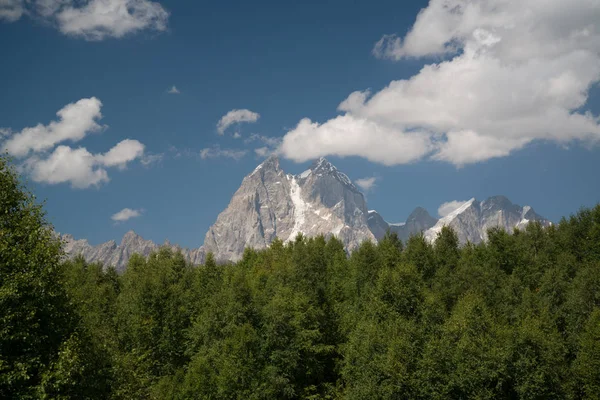 Mestia, Gürcistan'daki Sıra dağlarının güzel manzarası
