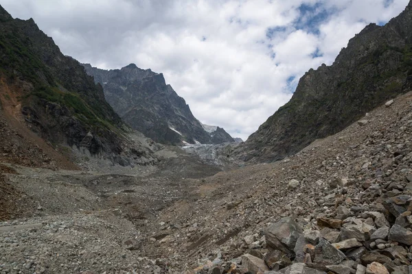 Mestia, Gürcistan'daki Chalaadi buzulundan görünüm