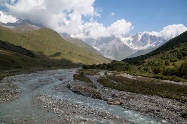Gürcistan'da Shkhara buzulushguli trekking yolu