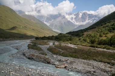 Gürcistan'da Shkhara buzulushguli trekking yolu