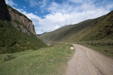 Georgia 'da yol ve dağlar ile güzel manzara 