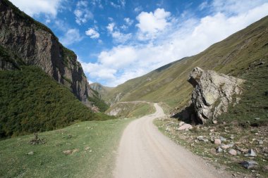 Georgia 'da yol ve dağlar ile güzel manzara 