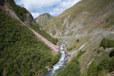 Gürcistan'da Güzel Truso vadisinin görünümü