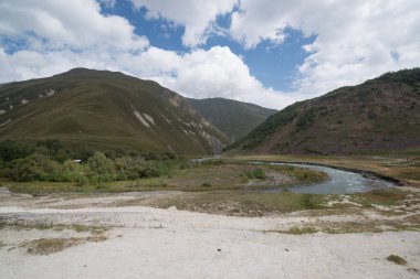 Gürcistan'da Shkhara buzulushguli trekking yolu