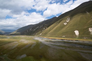 Gürcistan'da Shkhara buzulushguli trekking yolu