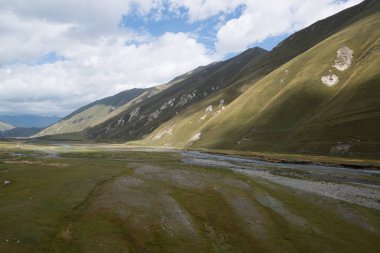 Gürcistan'da Shkhara buzulushguli trekking yolu