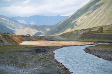 Gürcistan'da Shkhara buzulushguli trekking yolu