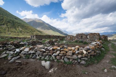 Truso Vadisi 'nde Ketrisi Köyü ile güzel manzara, Gürcistan