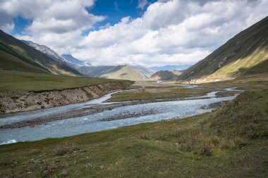 Gürcistan'da Shkhara buzulushguli trekking yolu
