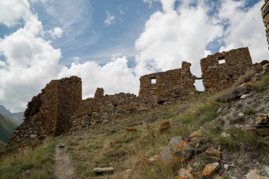 Truso Vadisi 'nde Zakagori Kalesi ile güzel manzara