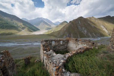 Truso Vadisi 'nde Zakagori Kalesi ile güzel manzara