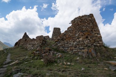 Truso Vadisi 'nde Zakagori Kalesi ile güzel manzara