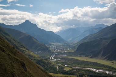 Stepantsminda (Kazbegi), Gürcistan bölgesindeki güzel doğa ve dağlar 