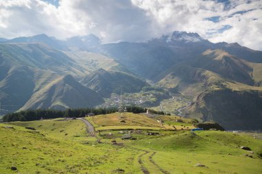 Stepantsminda (Kazbegi), Gürcistan bölgesindeki güzel doğa ve dağlar 