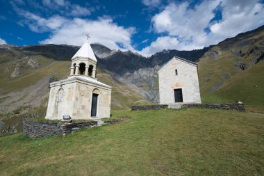 Gergeti Trinity Kilisesi'nden (Tsminda Sameba), Gürcistan'ın Gergeti köyü yakınlarındaki Kutsal Teslis Kilisesi' nden, Kazbegi Dağı'nın altında 