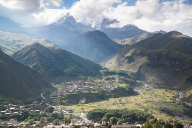 Gergeti Trinity Kilisesi'nden (Tsminda Sameba), Gürcistan'ın Gergeti köyü yakınlarındaki Kutsal Teslis Kilisesi' nden, Kazbegi Dağı'nın altında 
