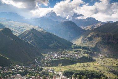 Gergeti Trinity Kilisesi'nden (Tsminda Sameba), Gürcistan'ın Gergeti köyü yakınlarındaki Kutsal Teslis Kilisesi' nden, Kazbegi Dağı'nın altında 