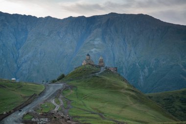 Kazbegi, Gürcistan 'da Gergeti Trinity Kilisesi 'nde günbatımı