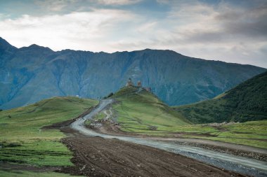 Kazbegi, Gürcistan 'da Gergeti Trinity Kilisesi 'nde günbatımı
