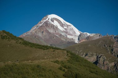 Kazbegi, Gürcistan'daki Kazbeg dağının görünümü
