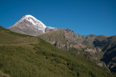 Kazbegi, Gürcistan'daki Kazbeg dağının görünümü