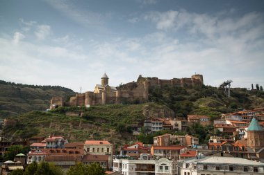 Tiflis, Gürcistan, yaklaşık Eylül 2018: Gürcistan'ın başkenti görünümü - Tiflis bulutlu bir günde