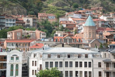 Tiflis, Gürcistan, yaklaşık Eylül 2018: Gürcistan'ın başkenti görünümü - Tiflis bulutlu bir günde