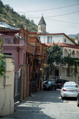 Tiflis, Gürcistan, yaklaşık Eylül 2018: Gürcistan'ın başkenti görünümü - Tiflis bulutlu bir günde