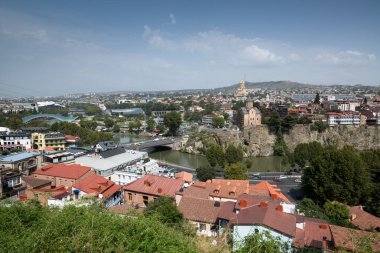 Tiflis, Gürcistan, yaklaşık Eylül 2018: Gürcistan'ın başkenti görünümü - Tiflis bulutlu bir günde