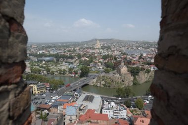 Tiflis, Gürcistan, yaklaşık Eylül 2018: Gürcistan'ın başkenti görünümü - Tiflis bulutlu bir günde